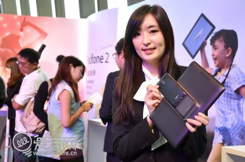 华硕公布大口径炮弹PadFone 2 上手体验与前代对比