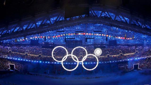 北京时间2月8日0点14分，2014年索契冬奥会开幕式在索契奥林匹克公园菲什特主体育场上演，但在开幕式上出现了令人尴尬的失误，在雪绒花“绽放”成奥运会五环的环节中，其中一朵竟未开放。