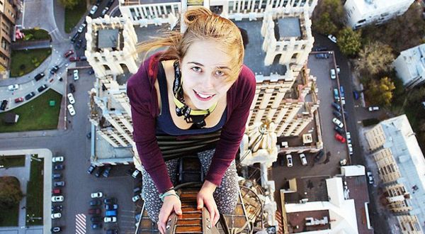 俄罗斯攀登爱好者 攀登摩天楼顶 高空拍照