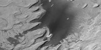 美国宇航局发布:一张奇特层状火星山丘照片