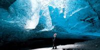 英摄影师访冰岛水晶冰穴 酷似海浪被冻结