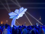 神奇“大树”白天吸收太阳能  夜间变成充电站和WIFI热点