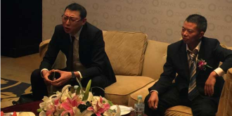谭文胜发布会被记者围攻怒摔手机