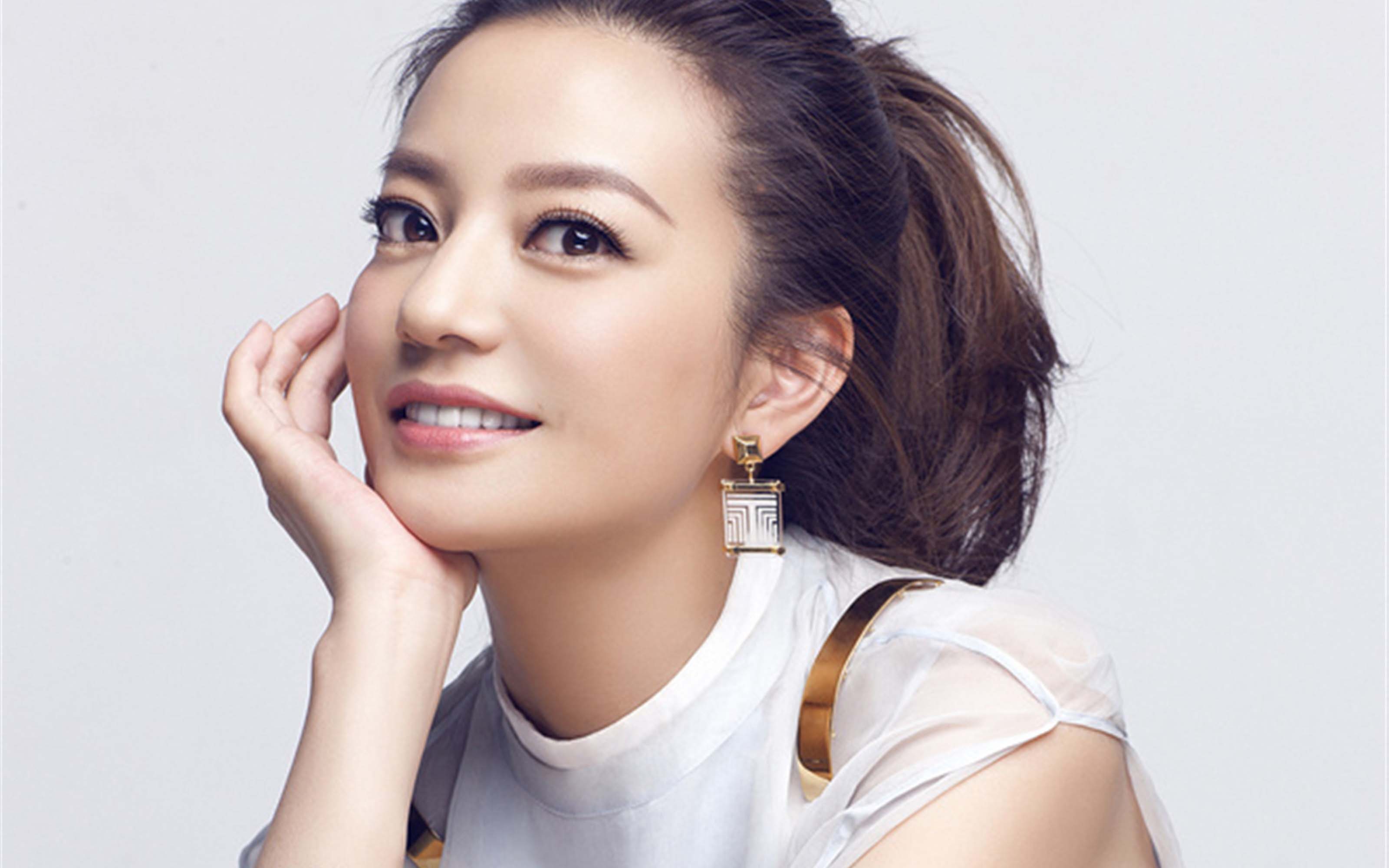 赵薇炒股再赚2亿 成股坛女神！