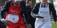 英国伦敦举办奇特抛松饼大赛 千名市民参与
