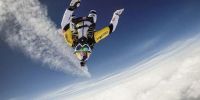 34岁极限运动爱好者 从欧洲最高峰跳伞秀俯冲