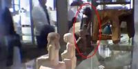 古埃及死神雕像自动旋转 下吓坏博物馆管理人员