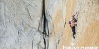 组图：22岁女攀岩家极限挑战“挂壁”悬崖