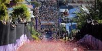 新西兰新奇葩！世界最陡峭街道举办“糖果赛跑”