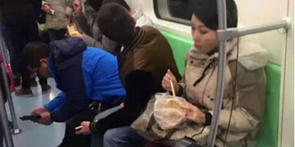 吃麻辣烫的就是我！“地铁凤爪女”为何如此理直气壮？