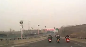 三十多辆摩托车山东高速上飙车 交警拦不住(图)