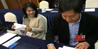 董明珠雷军重逢成同桌 董明珠：做不做手机要问雷军