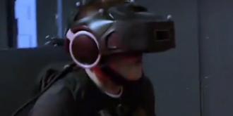 当你在玩VR，别人就像看到了蛇精病