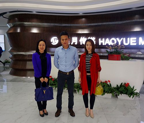 左:商会秘书长厉蓓蕾;中:灏月传媒董事长包细杭;右:商会会员部徐丹旎