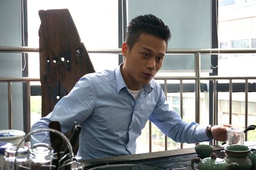 温州商会秘书处走访了副会长企业灏月传媒,董事长包细杭泡一壶功夫茶