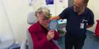 老太失去左耳55年 如今医生重新为她3D打印了一只