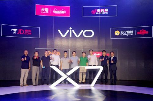 前置指纹柔光自拍，vivo X7 Plus发布售价2798元