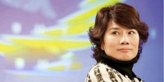 董明珠霸气摔手机  网友称“上一个能摔得已倒下”
