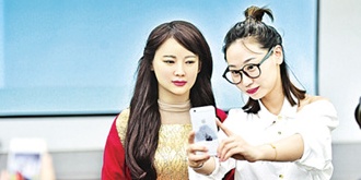 中国首款体验交互机器人亮相上海，一袭汉服“穿越而来”