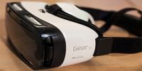 三星在MWC展前推出新款Gear VR，多了个手柄而已