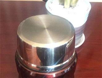 偷喝爱心汤的快递员回应：因口渴找不到水……