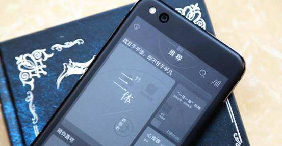 源自俄罗斯的双屏手机：YotaPhone3开箱上手