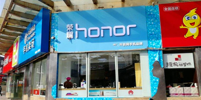 小米员工深夜砸毁荣耀手机门店为哪般？