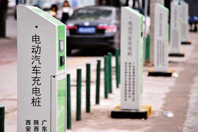 全国公共充电桩超27万个，新能源汽车市场潜力巨大