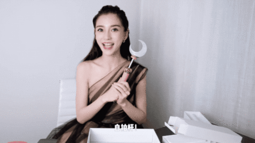 Angelababy抢先开箱美图T9美少女战士限量版 实名认证“美战粉” Angelababy抢先开箱评测美图T9美少女战士限量版 赞少女心爆棚