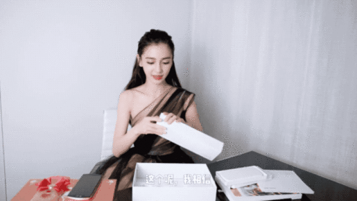 Angelababy抢先开箱美图T9美少女战士限量版 实名认证“美战粉” Angelababy抢先开箱评测美图T9美少女战士限量版 赞少女心爆棚
