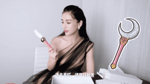 Angelababy抢先开箱美图T9美少女战士限量版 实名认证“美战粉” Angelababy抢先开箱评测美图T9美少女战士限量版 赞少女心爆棚