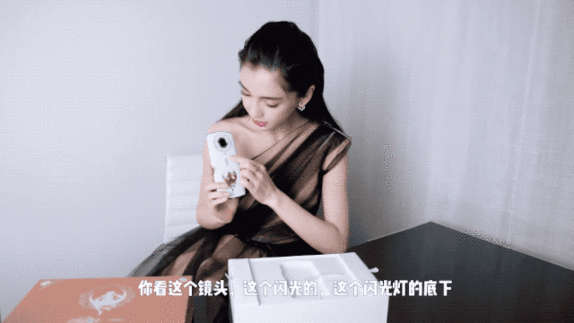 Angelababy抢先开箱美图T9美少女战士限量版 实名认证“美战粉” Angelababy抢先开箱评测美图T9美少女战士限量版 赞少女心爆棚
