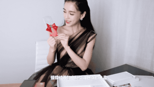Angelababy抢先开箱美图T9美少女战士限量版 实名认证“美战粉” Angelababy抢先开箱评测美图T9美少女战士限量版 赞少女心爆棚