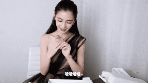 Angelababy抢先开箱美图T9美少女战士限量版 实名认证“美战粉” Angelababy抢先开箱评测美图T9美少女战士限量版 赞少女心爆棚