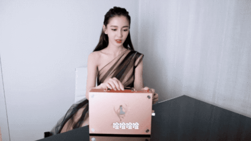 Angelababy抢先开箱美图T9美少女战士限量版 实名认证“美战粉” Angelababy抢先开箱评测美图T9美少女战士限量版 赞少女心爆棚