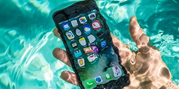 号称水下“存活”半小时的iPhone XS系列，用户一试翻车了
