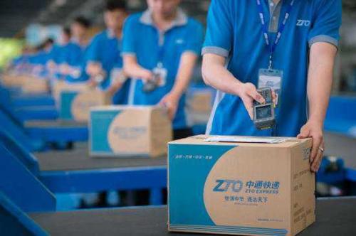 中通快递再现暴力分拣！回应称快递损坏全赔