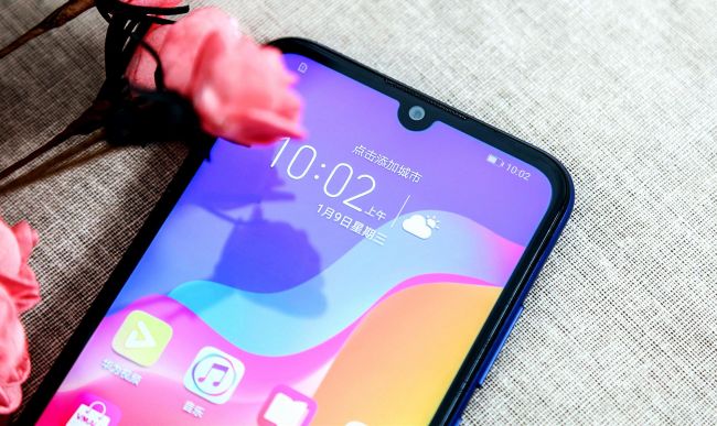 荣耀畅玩8A图赏：高占比珍珠全面屏 科技感十足