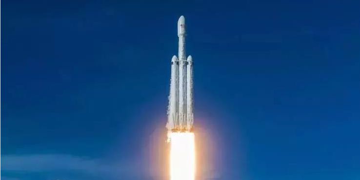 猎鹰重型火箭商业首飞圆满成功，三枚一级火箭实现回收