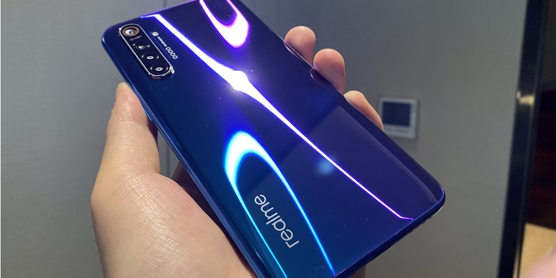 realme王伟：X2从升降摄像头变为水滴屏是为控制厚度