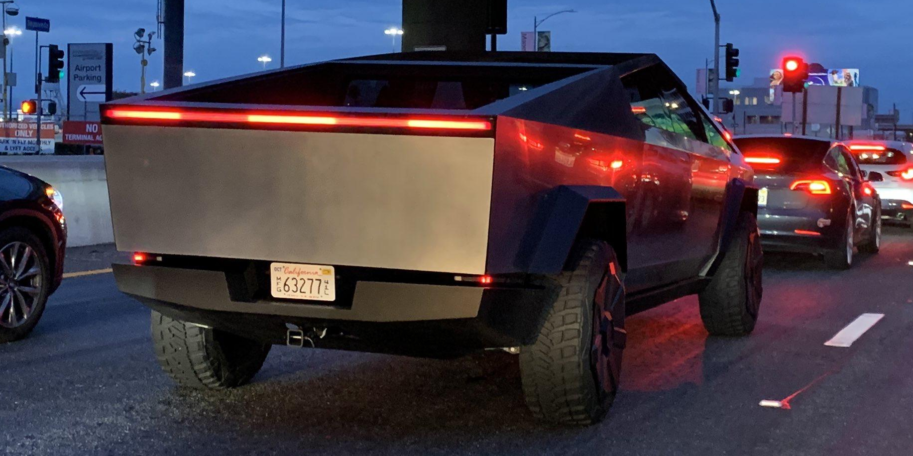 故意炫耀新电动皮卡车？ 马斯克驾Cybertruck出游