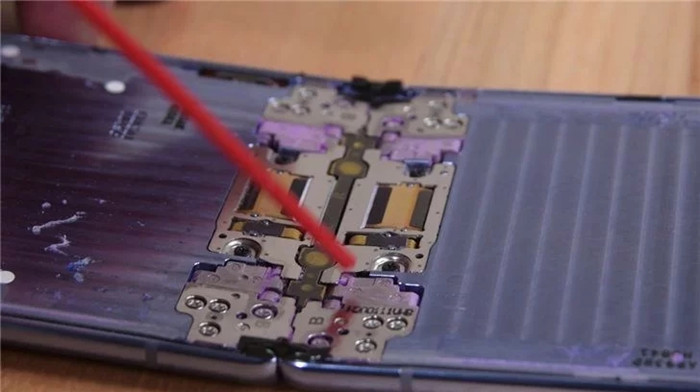 三星翻盖折叠屏手机Galaxy Z Flip被指防尘效果不理想