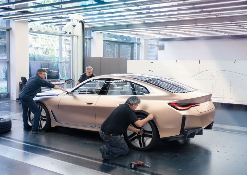 P90385025_highRes_bmw-concept-i4-02-20