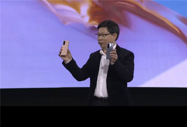 华为P40系列正式亮相：Pro+四曲面挖孔屏＋陶瓷材质