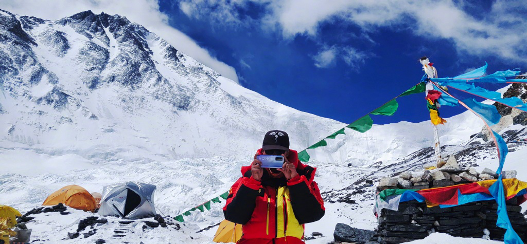 荣耀30系列携中国登山队登顶世界之巅，用技术巅峰连接世界高峰