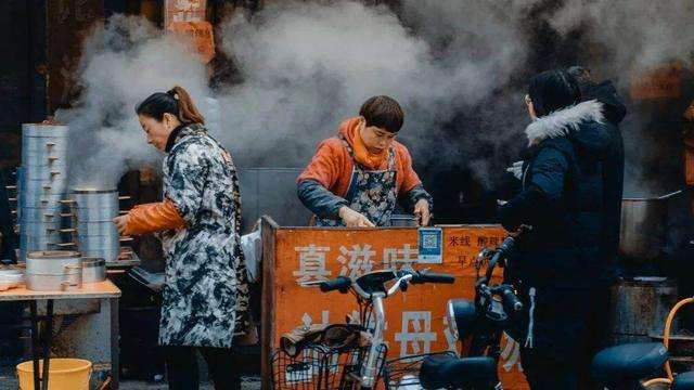地摊经济大火，年轻人：没什么比赚钱更实在了