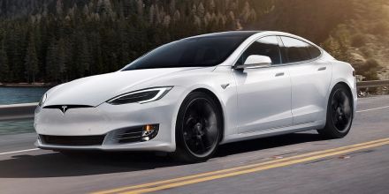 特斯拉自动驾驶离奇车祸，竟直接撞向静止的大货车