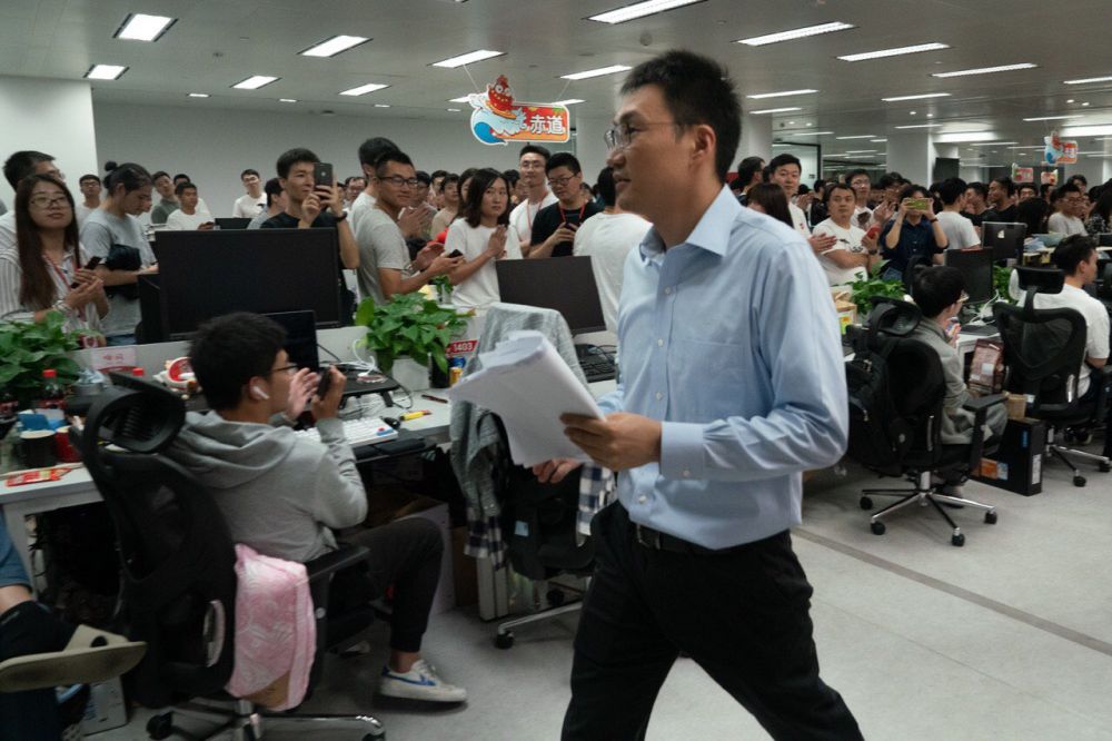 |黄峥与创始团队捐赠2.37%股份成立繁星慈善基金 拼多多继续完善合伙人制度