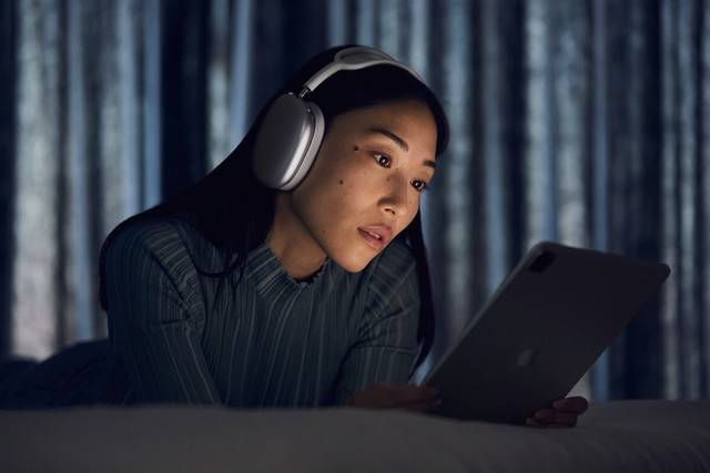 苹果推出首款头戴式无线耳机AirPods Max ：价格贵出天际