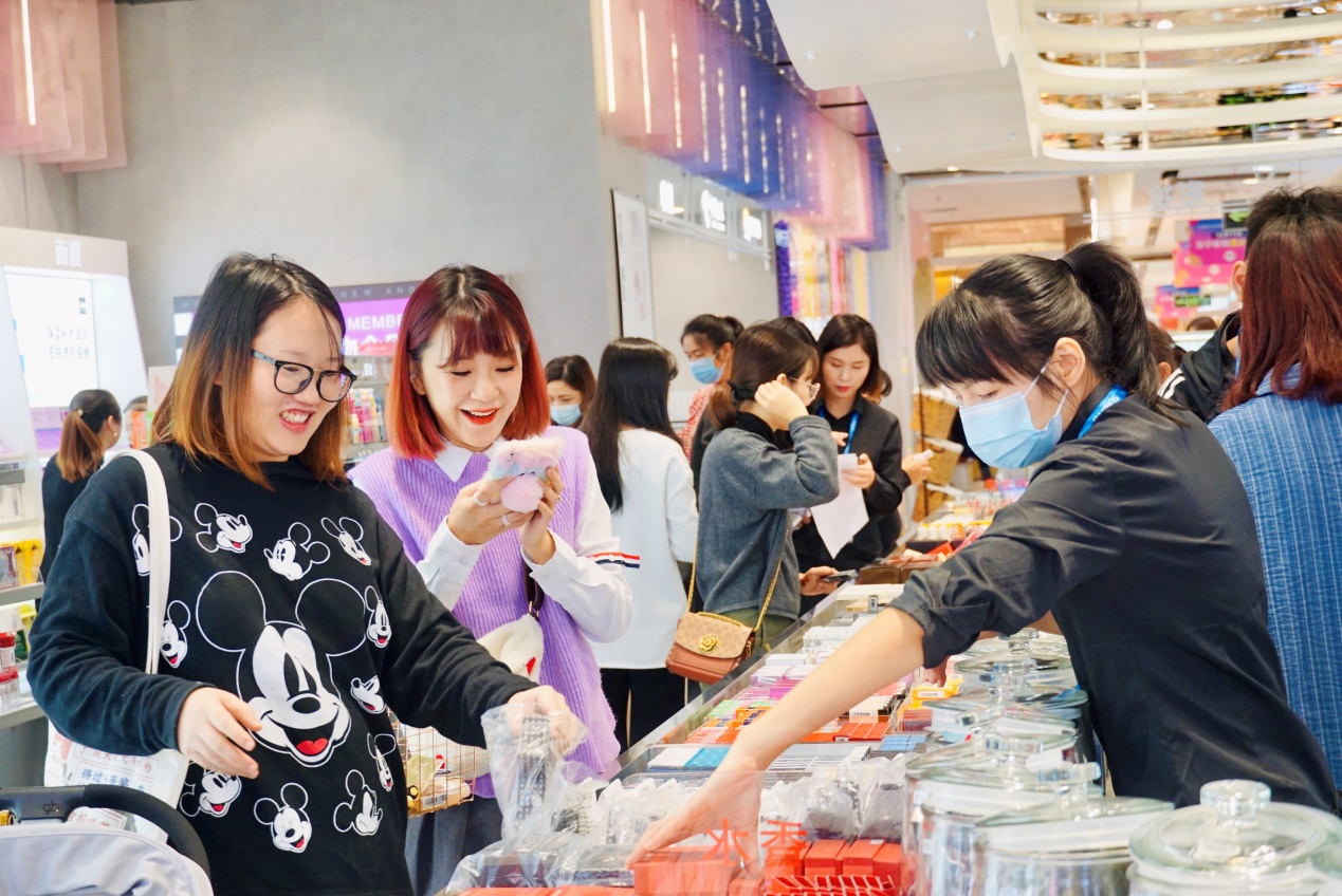 双十二 首家苏宁极物百货店开业